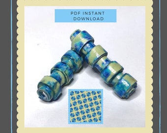 Può includere: Due perline di carta blu e verde arrotolate con un motivo geometrico. Le perline sono su una superficie bianca. PDF INSTANT DOWNLOAD è scritto su un rettangolo blu.