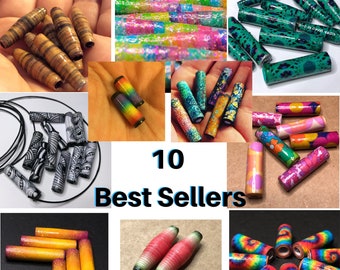 Può includere: Un collage di 10 perle di carta tra le più vendute, in vari colori e motivi, tra cui arcobaleno, tie-dye, glitter e motivi floreali. Le perle sono realizzate con carta arrotolata e sono perfette per la creazione di gioielli.