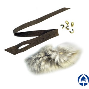 Puede incluir: Una cola de piel sintética marrón con una correa de fieltro marrón y anillos de metal. La cola está diseñada para ser utilizada en un disfraz.