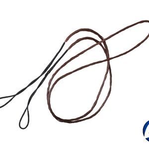 Può includere: Una corda per arco di colore marrone e nero per il tiro con l'arco. La corda è realizzata in materiale intrecciato e ha un anello ad ogni estremità.