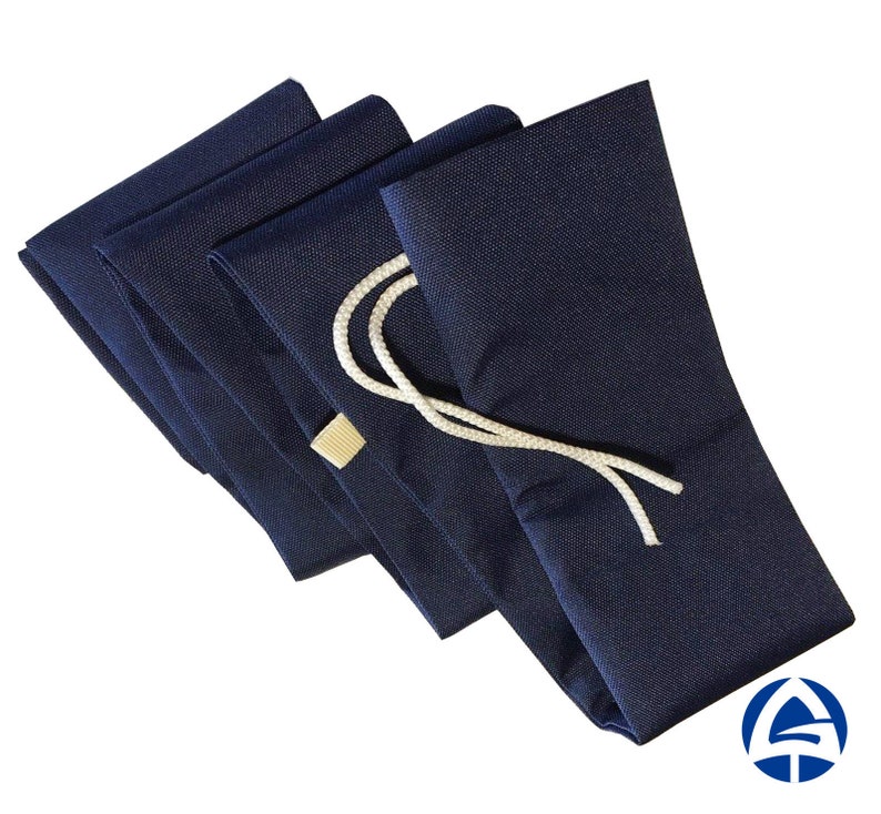 Puede incluir: Un conjunto de tres bolsas rectangulares de tela azul marino con un tejido texturizado. Cada bolsa cuenta con un cierre de cord&oacute;n trenzado blanco y una peque&ntilde;a etiqueta rectangular de color claro unida a la costura lateral.