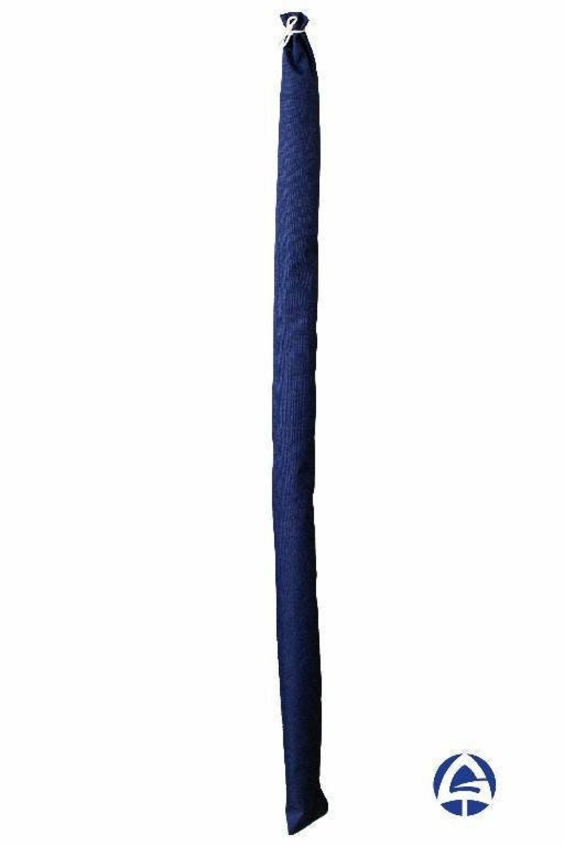 Puede incluir: Un tubo de tela largo, delgado y cil&iacute;ndrico de color azul marino intenso. El tejido presenta una textura sutil y de grano fino en toda su longitud. En la parte superior, la tela est&aacute; fruncida y asegurada con un peque&ntilde;o cordel blanco.