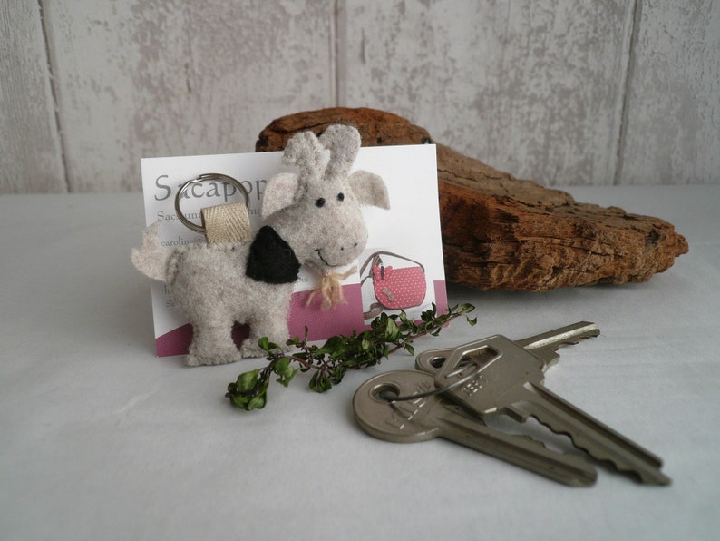 Porte-clé chèvre en feutrine, cadeau pour fan de biquettes image 3