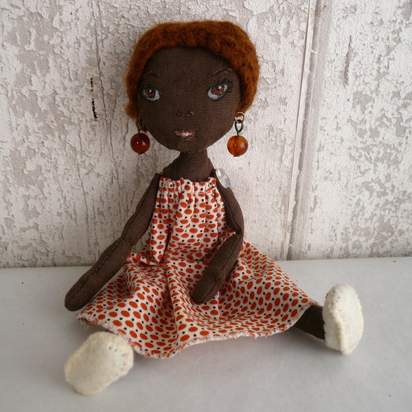 Petite poupée de collection, poupe textile unique 18 cm, poupée africaine robe orange