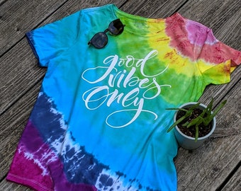 M Women's Rainbow Tie Dye T-shirt - Good Vibes Only