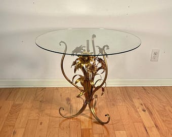 Italian Mid-Century Hollywood Regency Gild Metal Floral Design Side Table, circa 1960s