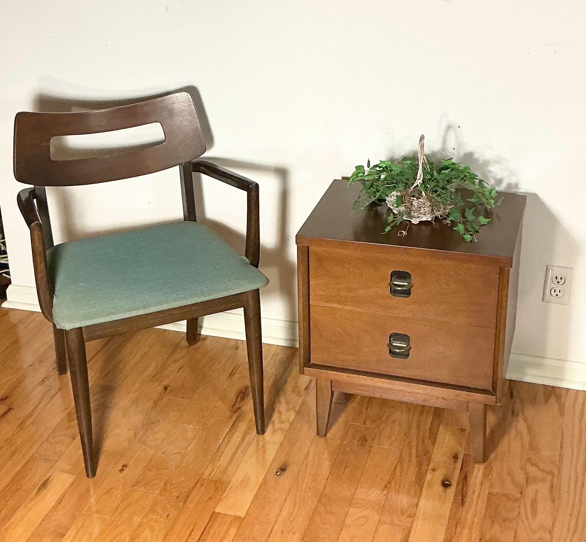 アンティーク Bassettナチュラルウッド ナイトテーブル ミッドセンチュリー Bassett Walnut Nightstand Mid-century Modern Brass and Black 2
