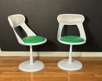 Italian Space Age Set of Two Fiberglass Side Accent Chairs with Tulip Base 1960s, Fully Restored