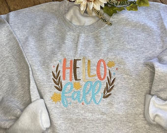 Felpa ricamata Hello Fall: abbigliamento autunnale accogliente