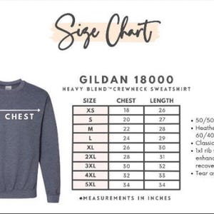 K&ouml;nnte beinhalten: Blaues Sweatshirt mit Rundhalsausschnitt und Gr&ouml;&szlig;entabelle. Die Tabelle zeigt Brust- und L&auml;ngenma&szlig;e in Zoll f&uuml;r die Gr&ouml;&szlig;en XS bis 5XL. Das Sweatshirt ist ein Gildan 18000 Heavy Blend aus 50/50 Baumwolle/Polyester.