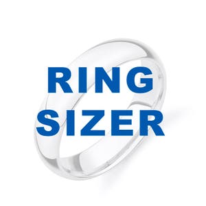 Può includere: Un misuratore di misura dell'anello in argento con le parole "RING SIZER" stampate in blu.