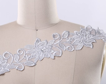 Pizzo floreale con perline argentate: pizzo per velo da sposa in organza ricamato