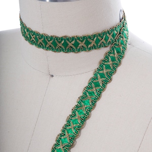 Tresse verte et dorée à volutes - Garniture de rembourrage de style parisien (2 mètres)