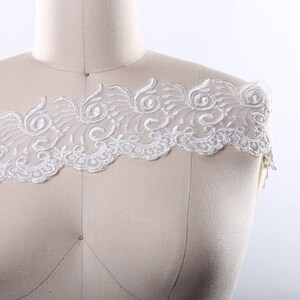 Dentelle white Veil Distingué blanc et argent Alencon Dentelle de mariée. Réglage de chiffon ferme. Un pétoncles latéraux. Avec Graceful Edging.