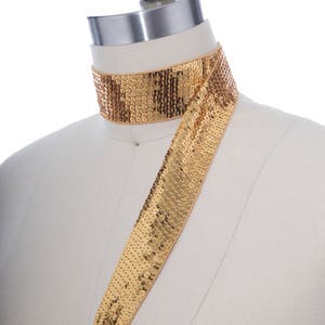Recorte de cinta de lentejuelas de oro sin estiramiento foxy. 1.75" Con lentejuelas cuadradas únicas. Perfecto para disfraces de Halloween Funky Disco