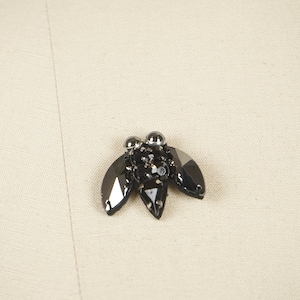 Kristallbaggelapp med droppkristaller i toppform / Liten insektslapp / Svart och grå brosch