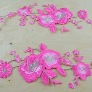 2 parches de flores rosas. Pretty en rosa con detalles de plata bordado flores parches / flor rosa applique con respaldo de hierro en