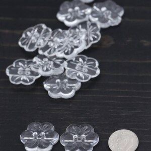 Genomskinliga plastknappar med blommotiv: Italienska knappar med 2 hål, 23 mm (1 dussin) Modell BL125 bild 3