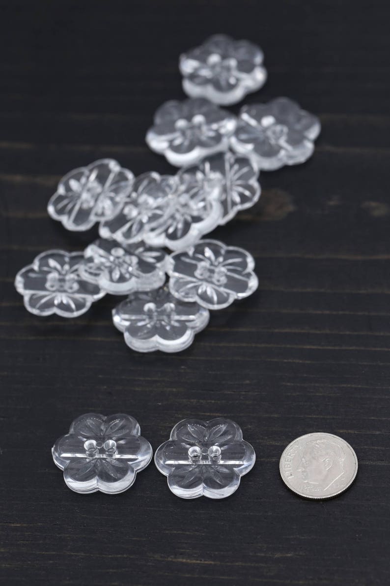 Genomskinliga plastknappar med blommotiv: Italienska knappar med 2 hål, 23 mm (1 dussin) Modell BL125 bild 3