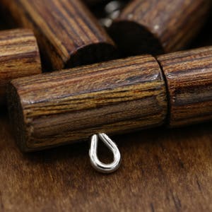 Braune Holz-Knebel. 4pcs / braun Toggle / Kunststoff-Toggle mit Metall Schleife / Log Toggle. 19mm / 3/4&quot; 0.75&quot; BL059