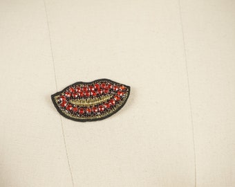 Patch rode kristallen lippen: popart-appliqué met kralen
