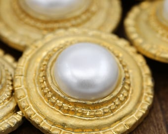 Bouton d'or avec Pearl/ Plastic Button/ 4pcs/ Ivory Pearl with Plastic Gold Base/ Great for Party Decor/ 54L 34mm 1 3/8" BL019