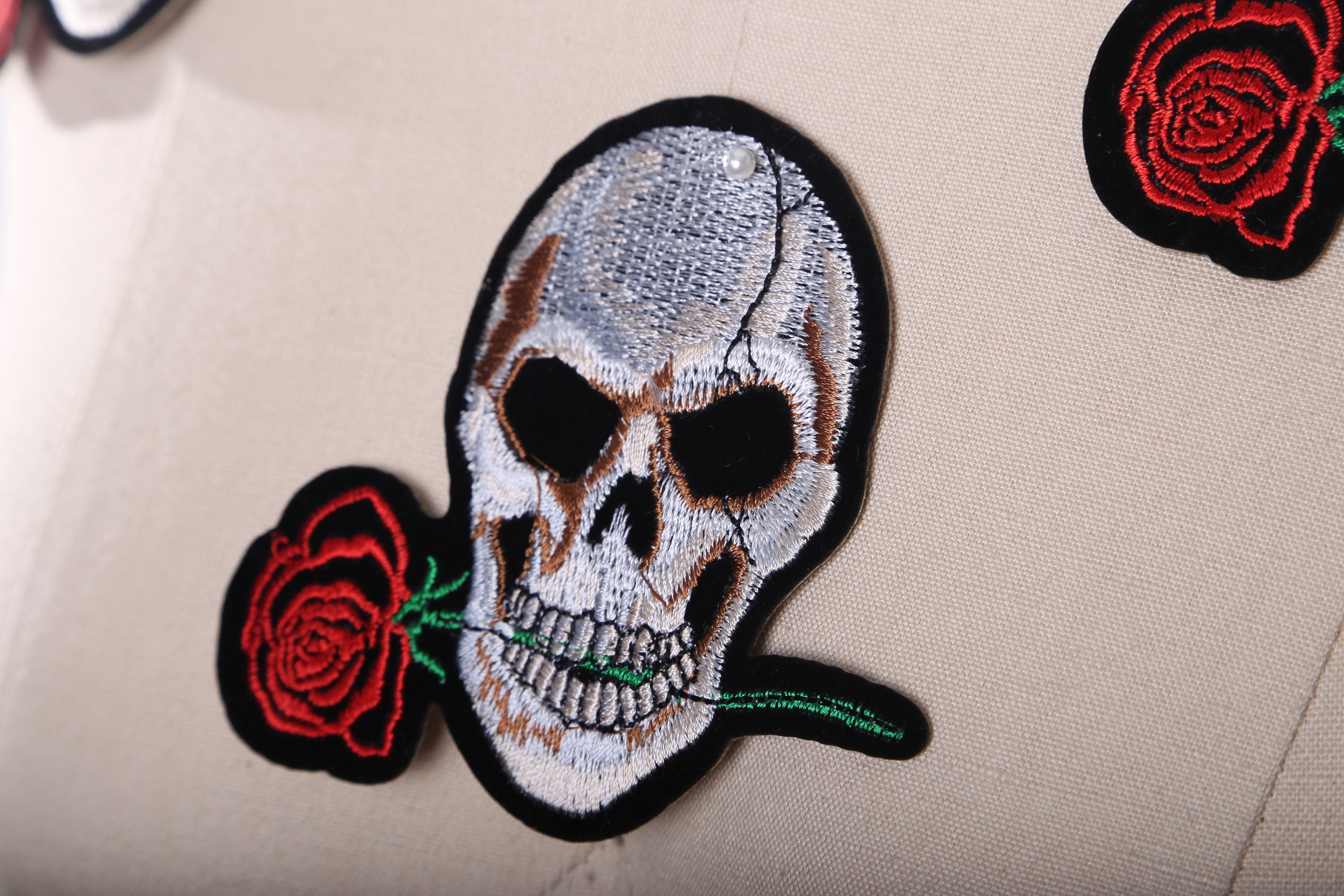Teschio con rose rosse disegno di abbigliamento | Vettore Gratis