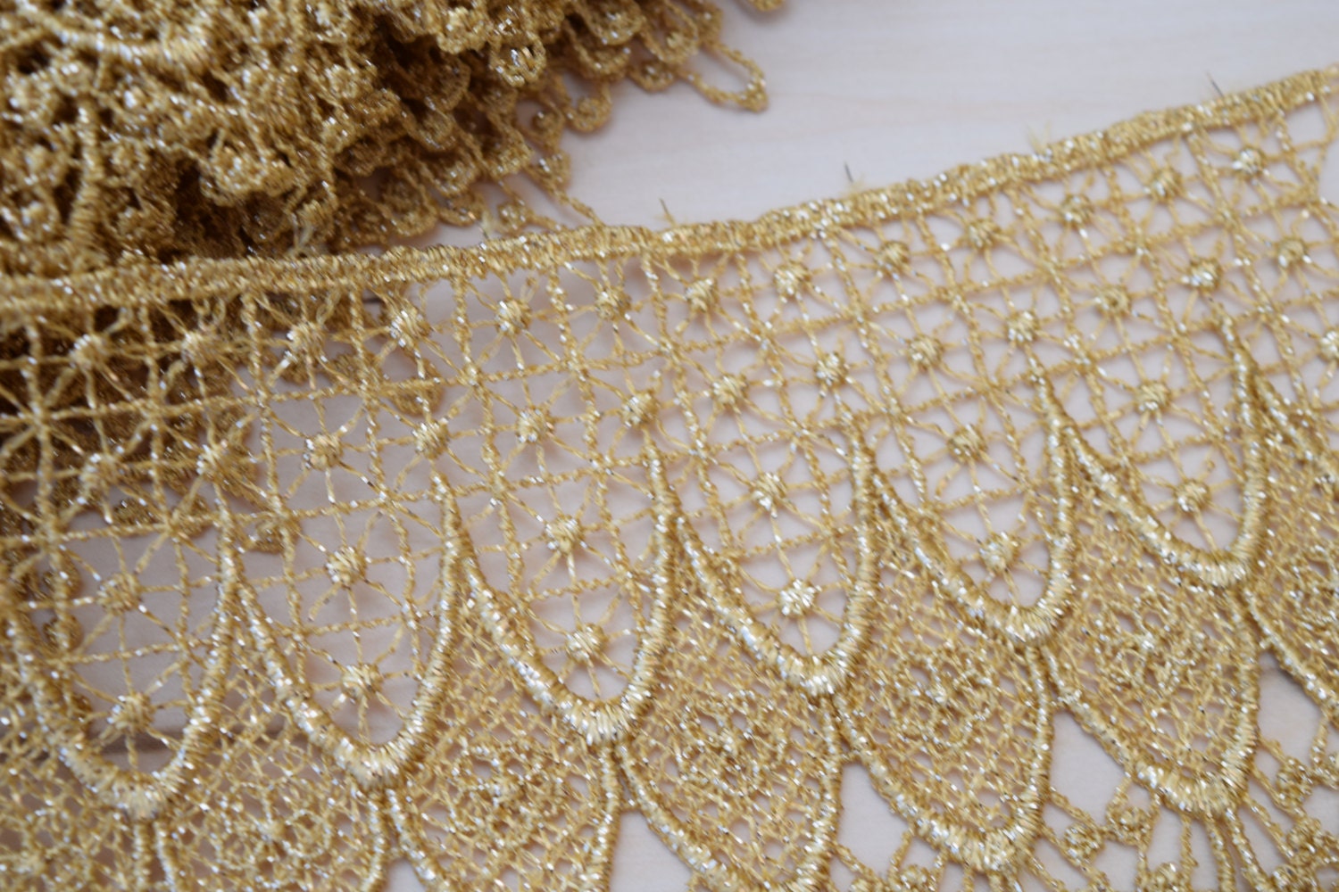 AIEI Gold Lace Trim Metaillic Venice Lace Trim Gold Embroidery Lace  Trim Love Craft Lace for Sewing, Costumes, Gowns, Home Decor (4.8 Yards)
