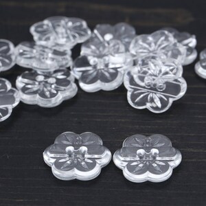 Genomskinliga plastknappar med blommotiv: Italienska knappar med 2 hål, 23 mm (1 dussin) Modell BL125 bild 2