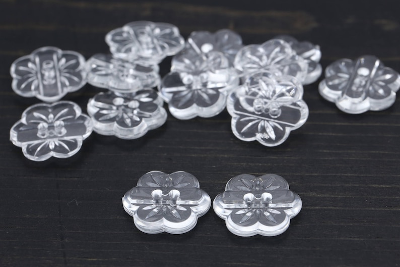 Genomskinliga plastknappar med blommotiv: Italienska knappar med 2 hål, 23 mm (1 dussin) Modell BL125 bild 2