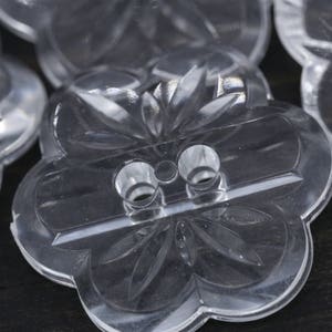 Genomskinliga plastknappar med blommotiv: Italienska knappar med 2 hål, 23 mm (1 dussin) Modell BL125 bild 1
