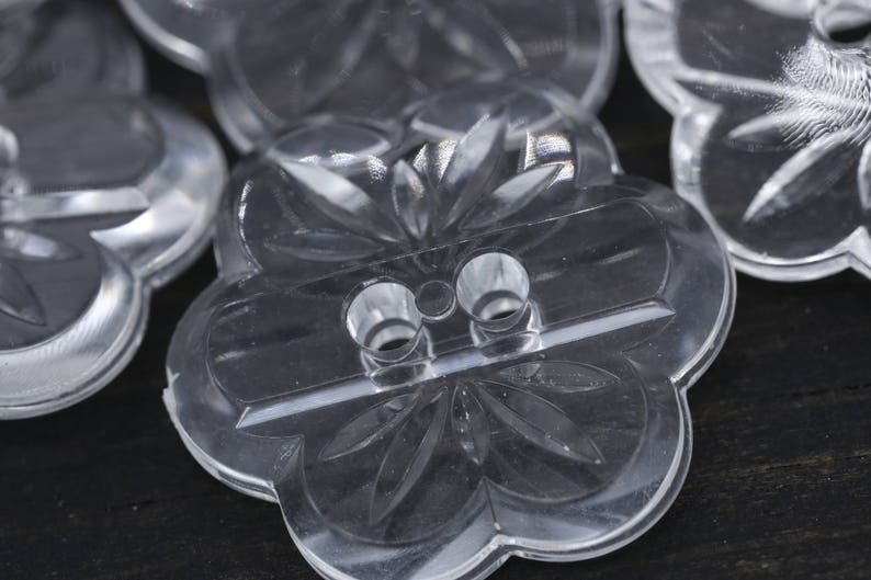 Genomskinliga plastknappar med blommotiv: Italienska knappar med 2 hål, 23 mm (1 dussin) Modell BL125 bild 1