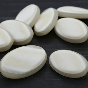Plastic oval button/ 4 Pieces/ Ivory oval Button/ Bone Color/ 41mm x 27mm 34mm x 22mm BL132