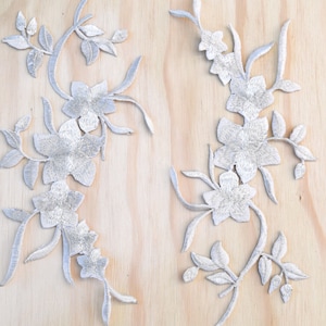Silver Flower Patch 2 Icy Metallic Silver Flower Patches / Borduurwerk Bloem Appliques In een Hawaiiaans geïnspireerde vorm. Strijken op backing