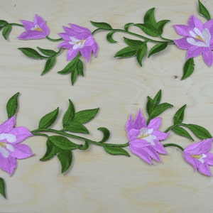 Lavendel geborduurde bloemenpatch 2 Mooie lavendel en groene lelie bloemenpatch / bloemenapplique met opstrijkbare achterkant