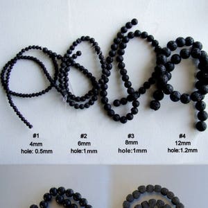 Puede incluir: Un conjunto de seis hileras de cuentas de roca volcánica de diferentes tamaños, que van de 4 mm a 12 mm. Las cuentas son negras y tienen una textura rugosa y porosa. La imagen también muestra un primer plano de una baldosa de roca volcánica, que mide 14 mm de lado.