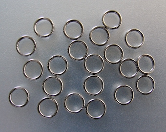 500 st. 304 rostfritt stål, slutna men olödda hoppringar. Storlek: 5x0,6 mm, 6x0,7 mm, 6x0,8 mm, 6x1 mm, 7x1 mm, 8x1 mm, 9x0,9 mm, 10x1 mm (JR-1)