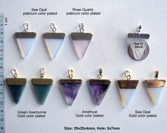 Könnte beinhalten: Sortiment an dreieckigen Edelstein-Anhängern mit Gold- oder Platinbeschichtung. Die Anhänger sind aus Seeopal, Rosenquarz, Amethyst und grünem Aventurin. Die Anhänger messen 2,9 cm x 2,5 cm x 0,4 cm und haben ein Loch von 0,5 cm x 0,7 cm.  Größe: 29x25x4mm, Loch: 5x7mm