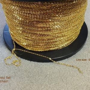 K&ouml;nnte beinhalten: Eine Spule mit goldbeschichteter, gehammerter, flacher Kabelkette aus 925er Sterlingsilber. Die Kette ist auf einer schwarzen Spule aufgerollt. Die Gliedergr&ouml;&szlig;e betr&auml;gt 0,35x1,6x2,00mm.