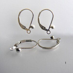 Puede incluir: Tres ganchos para pendientes de plata con una bola en el extremo. Los ganchos est&aacute;n dise&ntilde;ados para ser utilizados con una variedad de pendientes.