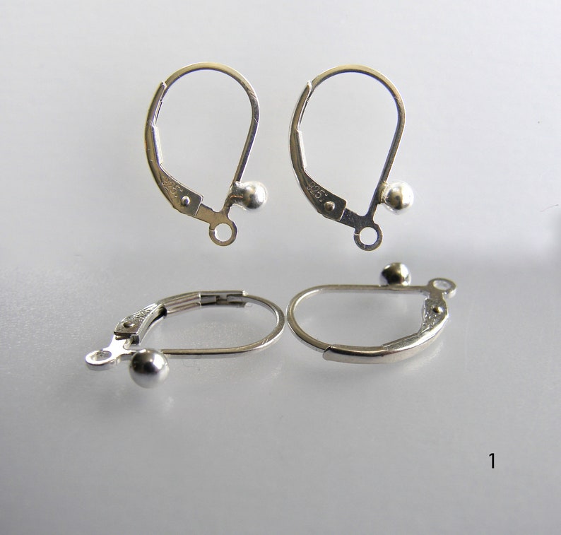 Puede incluir: Tres ganchos para pendientes de plata con una bola en el extremo. Los ganchos est&aacute;n dise&ntilde;ados para ser utilizados con una variedad de pendientes.