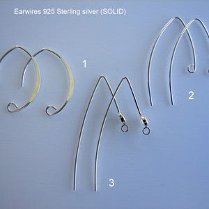 Puede incluir: Tres estilos diferentes de alambres para pendientes de plata de ley. El primer estilo es un alambre curvo con un bucle en el extremo. El segundo estilo es un alambre recto con un bucle en el extremo. El tercer estilo es un alambre recto con un pequeño anillo en el extremo.