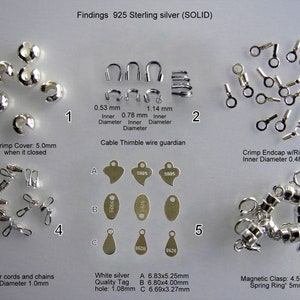 以下が含まれることがあります： 銀製のジュエリー金具の詰め合わせ。クリップカバー、ケーブルシース、エンドキャップ、留め具などがあります。金具は白い背景に配置され、サイズと用途を示すラベルが付いています。画像の上部には「Findings 925 Sterling silver (SOLID)」というテキストがあります。