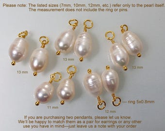 May include: Several white pearl pendants with gold-colored findings are displayed. The pearls vary in size, with some measuring 11 mm, 12 mm, and 13 mm. The text in the image states that the sizes refer to the pearl itself.