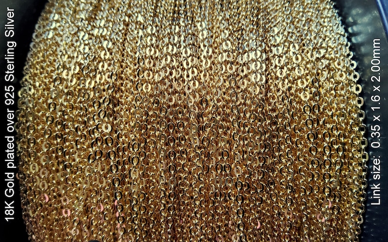 K&ouml;nnte beinhalten: Nahaufnahme einer goldbeschichteten Kette aus 925er Sterlingsilber. Die Kettenglieder sind klein und oval. Der Text auf dem Bild lautet "18K Gold plated over 925 Sterling Silver" und "Link size: 0.35 x 1.6 x 2.00mm".