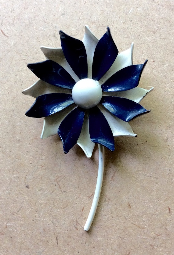 Retro Blue And White Enamel Flower Brooch