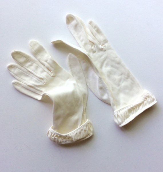 Retro White Wrist Gloves