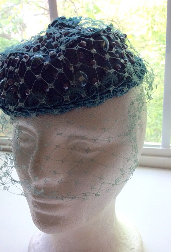 Retro Ladies Teal Color Pill Hat With Veil