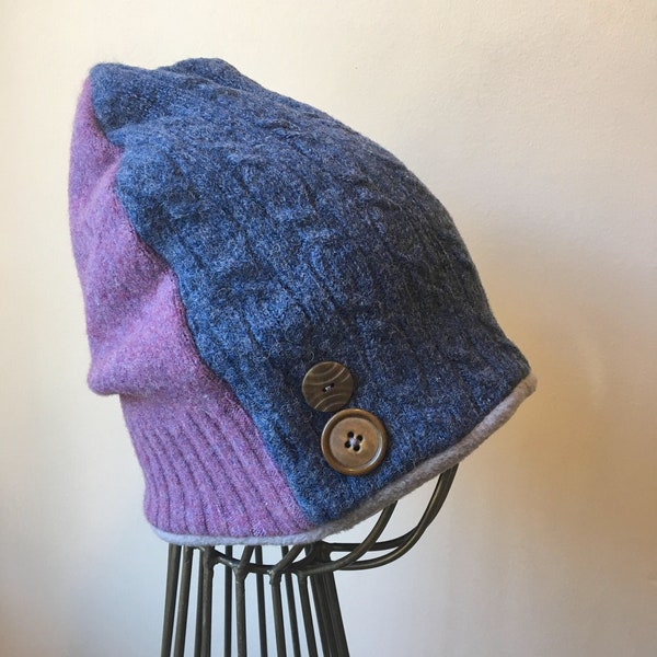 Blue & Violet Bicolore Wool Beanie Toque/Winter Hat (upcycled) - realizzato con maglione, più Bottoni Vintage