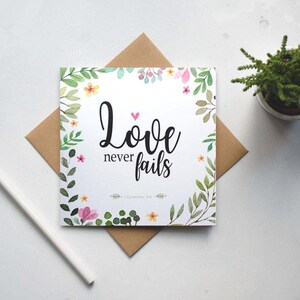 Cartões de felicitações cristãos, cartões de casamento cristãos, cartões de aniversário, cartões de encorajamento, o amor nunca falha, 1 Coríntios 13:8 (GC39B)
